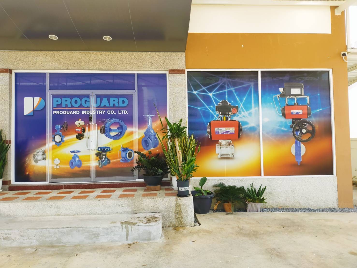 ฟิล์มซีทรูติดกระจก อาคารพาณิชย์